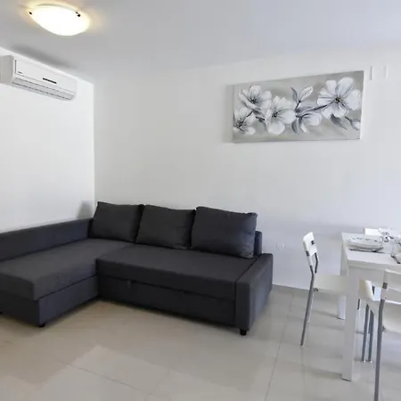 In Mit Terrasse By Interhome Замбратия